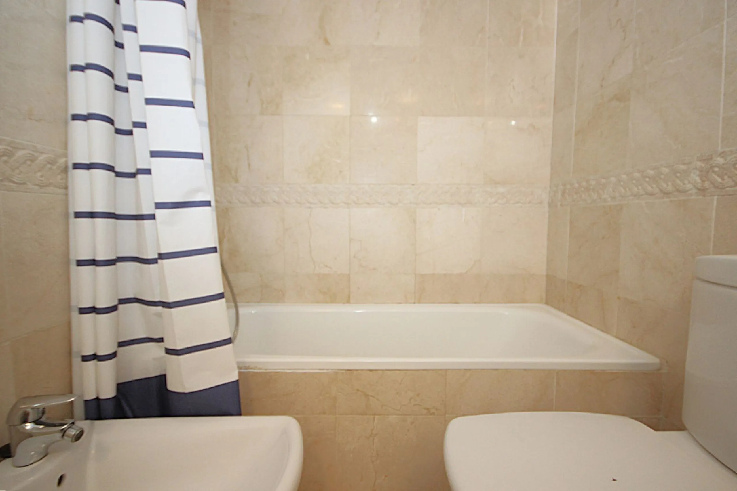 House - Townhouse в продаже в Marbella, Málaga. В доме 4 спален и 2 ванных комнат. Площадь дома 232 м²