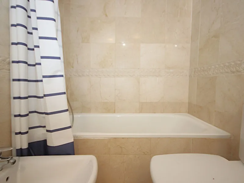 House - Townhouse в продаже в Marbella, Málaga. В доме 4 спален и 2 ванных комнат. Площадь дома 232 м²