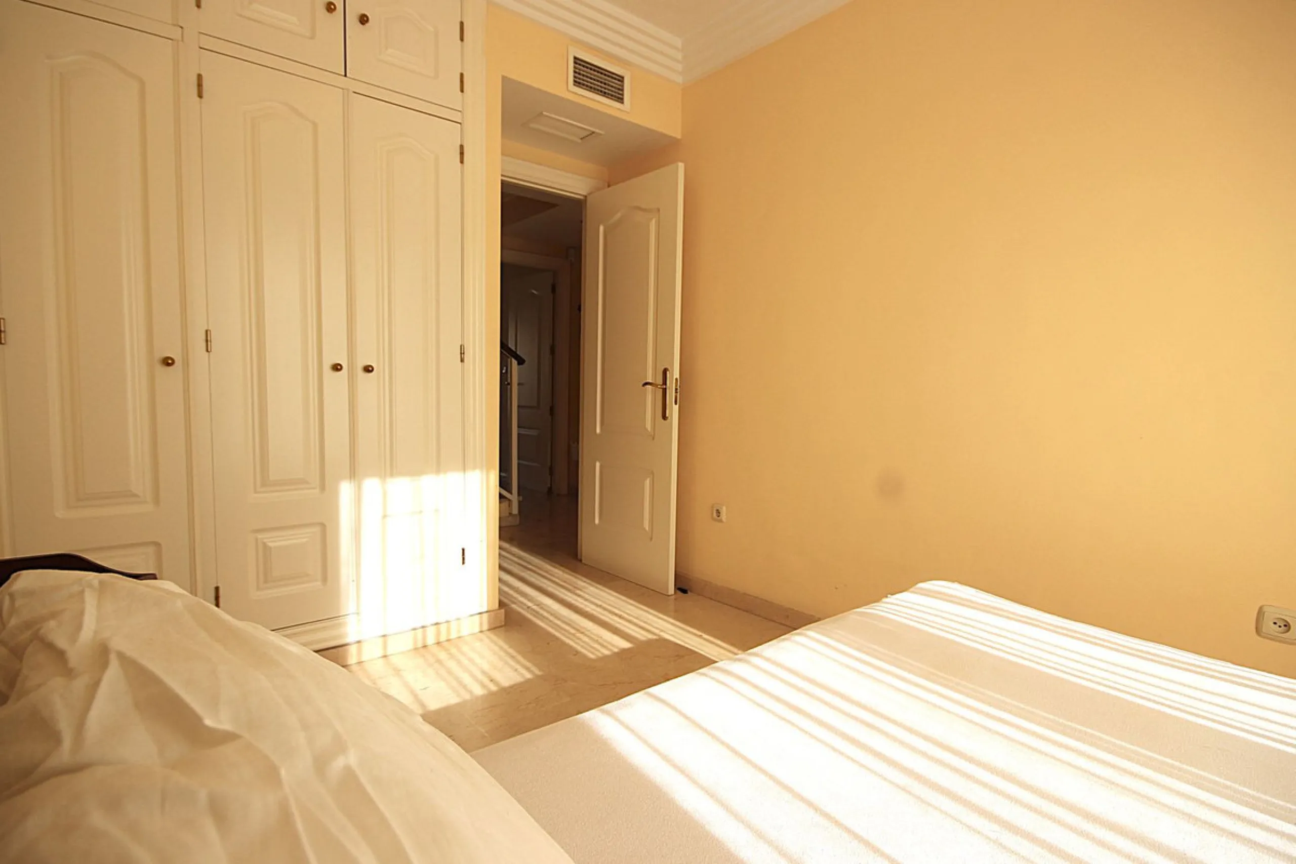 House - Townhouse в продаже в Marbella, Málaga. В доме 4 спален и 2 ванных комнат. Площадь дома 232 м²