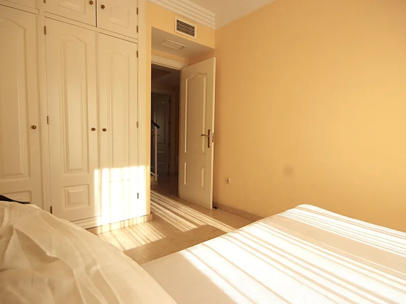House - Townhouse в продаже в Marbella, Málaga. В доме 4 спален и 2 ванных комнат. Площадь дома 232 м²