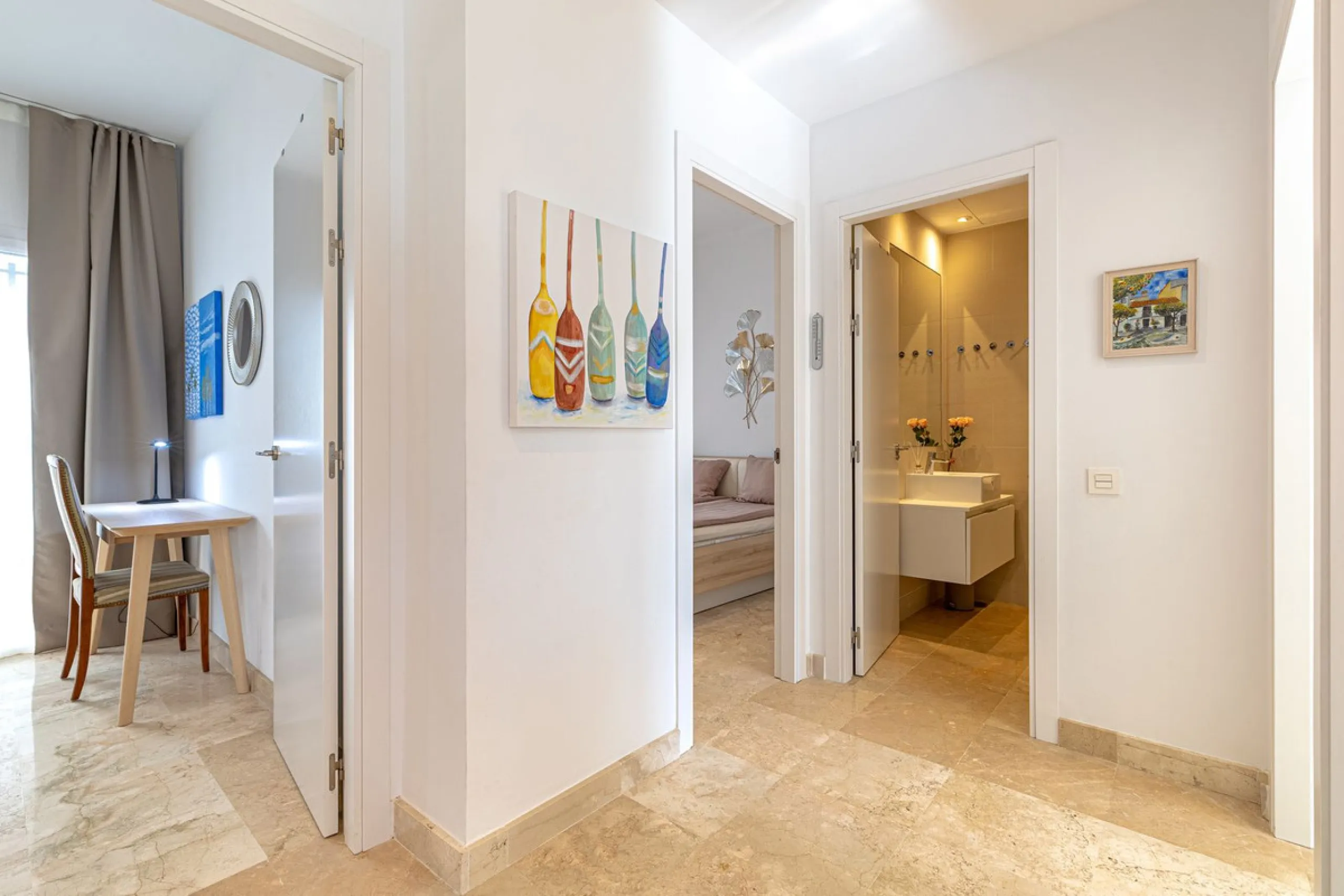 Welcome to this modern and stylish home in the popular Paraiso Pueblo in Benahavís. Here you are greeted by a bright residence with an open-plan layout where the kitchen and living room blend harmoniously together. The kitchen is tastefully designed with 
