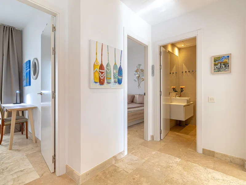 Welcome to this modern and stylish home in the popular Paraiso Pueblo in Benahavís. Here you are greeted by a bright residence with an open-plan layout where the kitchen and living room blend harmoniously together. The kitchen is tastefully designed with 