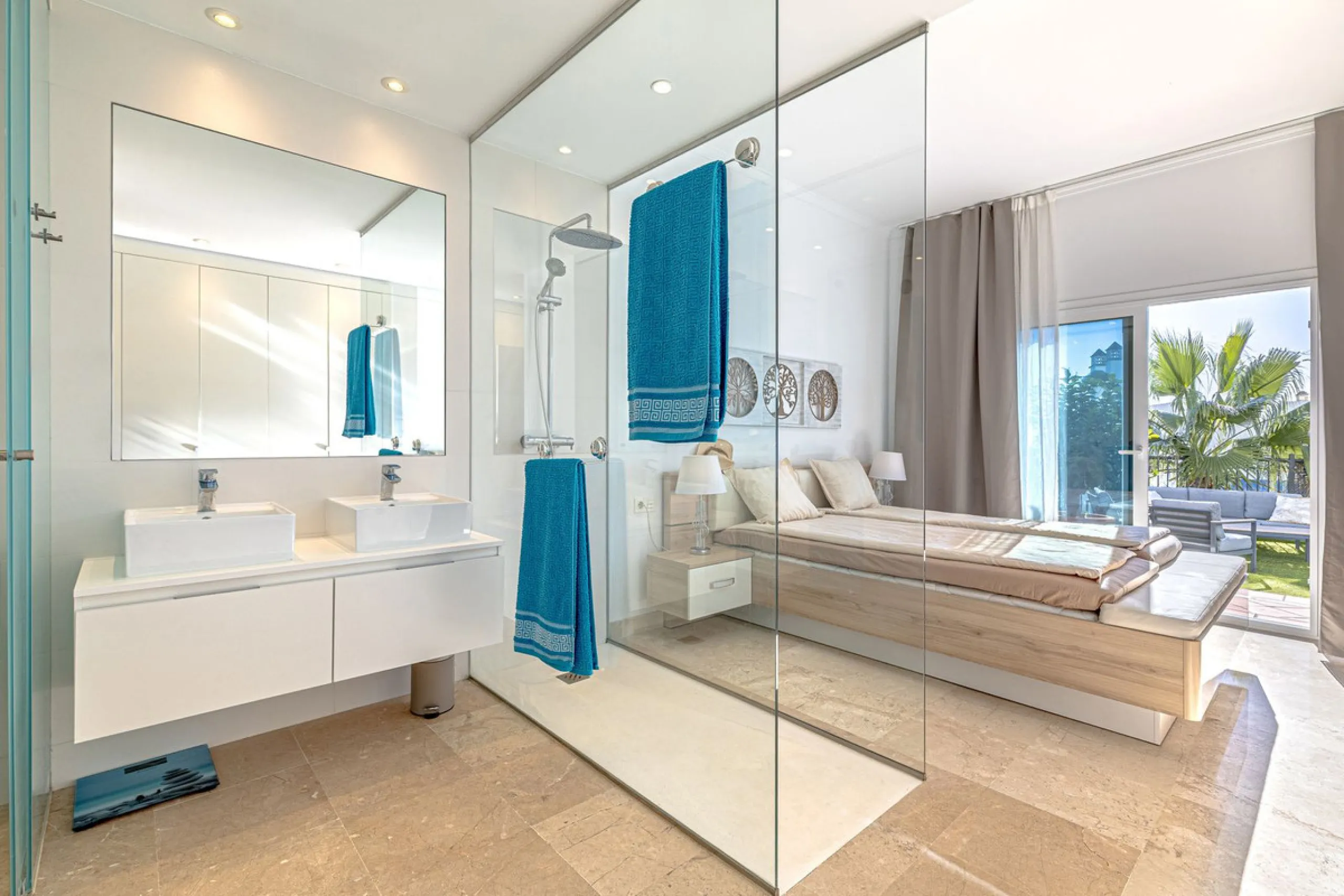 Welcome to this modern and stylish home in the popular Paraiso Pueblo in Benahavís. Here you are greeted by a bright residence with an open-plan layout where the kitchen and living room blend harmoniously together. The kitchen is tastefully designed with 