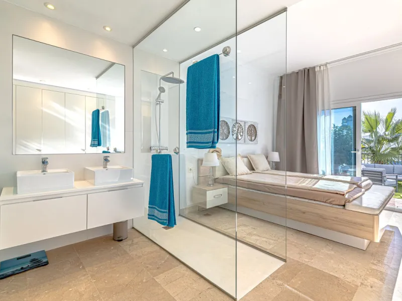 Welcome to this modern and stylish home in the popular Paraiso Pueblo in Benahavís. Here you are greeted by a bright residence with an open-plan layout where the kitchen and living room blend harmoniously together. The kitchen is tastefully designed with 