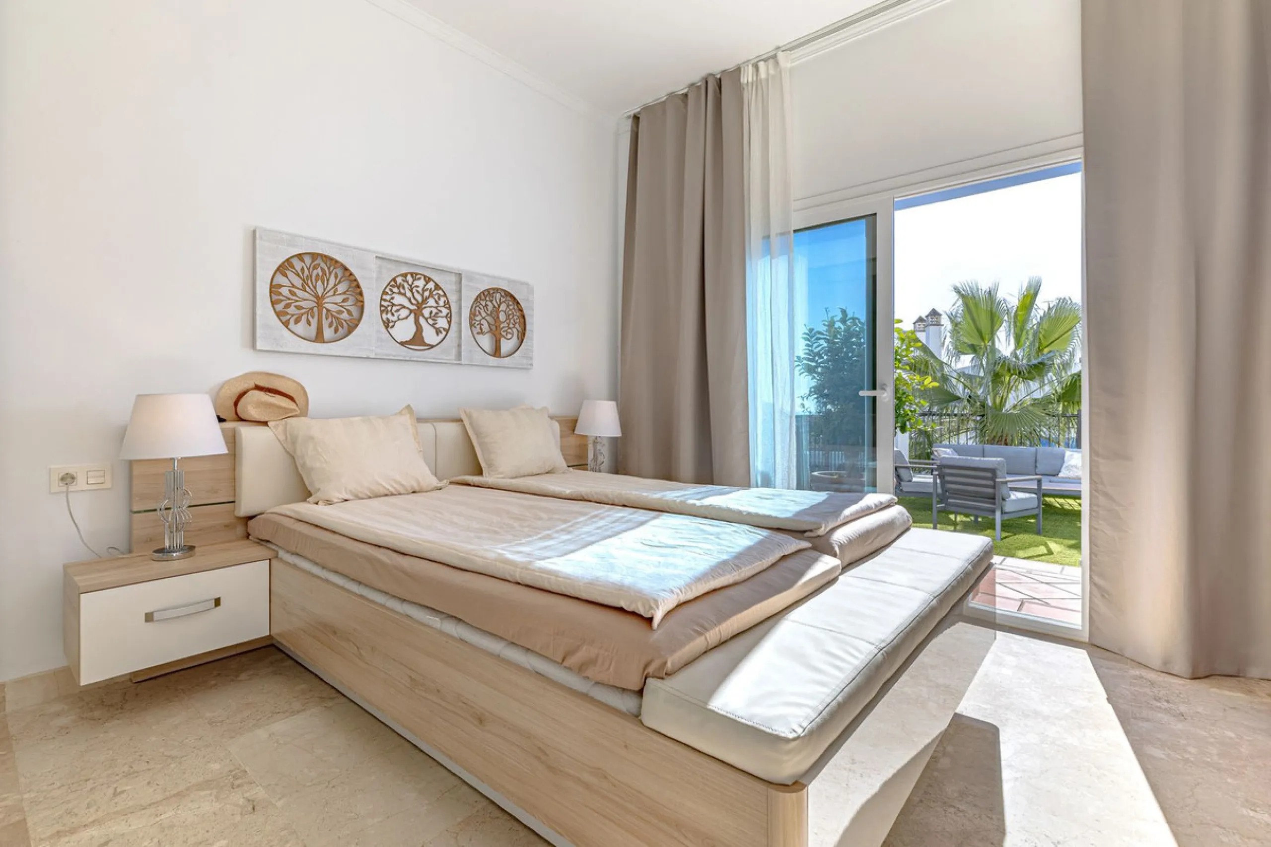 Welcome to this modern and stylish home in the popular Paraiso Pueblo in Benahavís. Here you are greeted by a bright residence with an open-plan layout where the kitchen and living room blend harmoniously together. The kitchen is tastefully designed with 