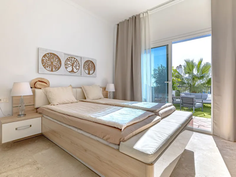 Welcome to this modern and stylish home in the popular Paraiso Pueblo in Benahavís. Here you are greeted by a bright residence with an open-plan layout where the kitchen and living room blend harmoniously together. The kitchen is tastefully designed with 