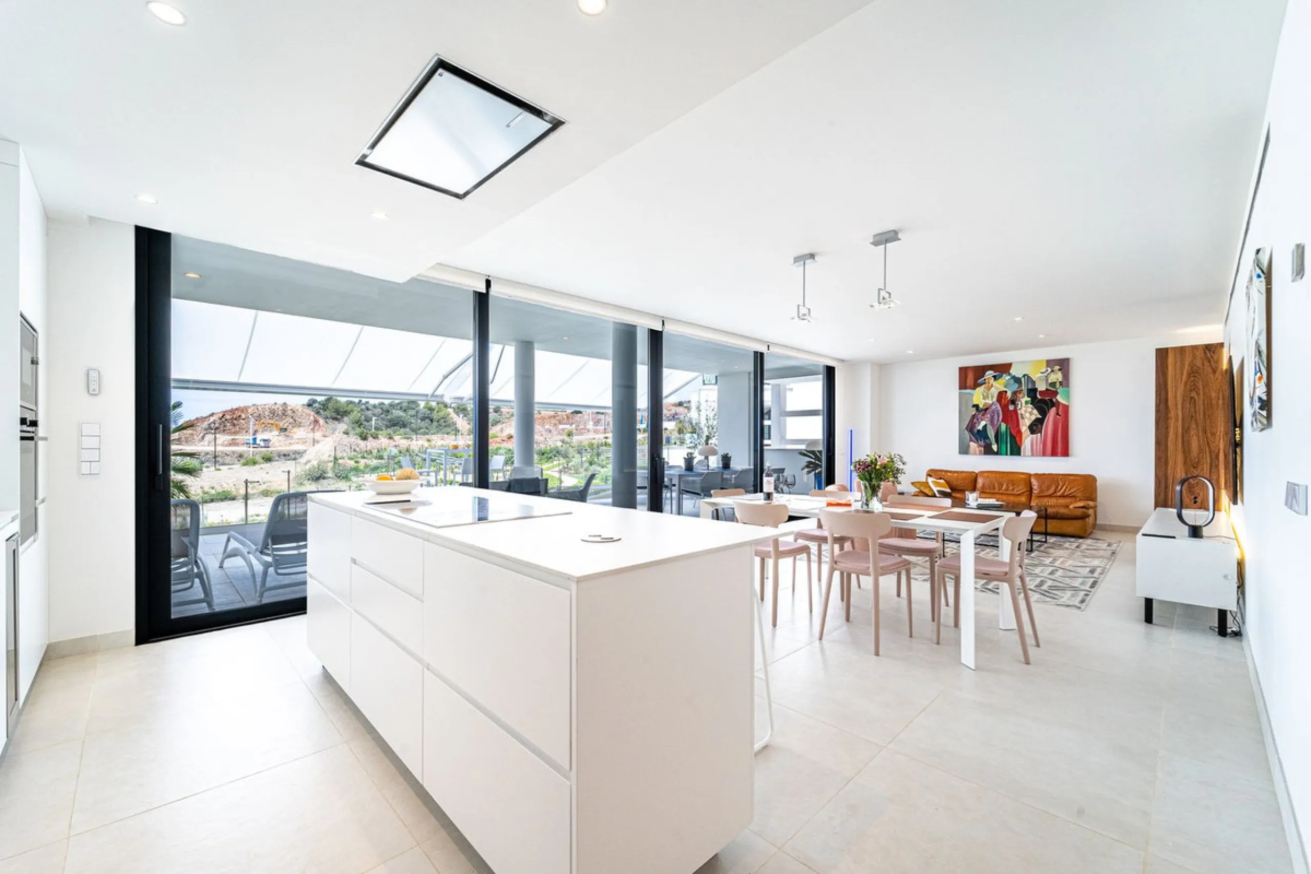 Luxury west facing apartment, in the exclusive urbanization of Higuerón West, with 3 bedrooms, 2 bathrooms, spacious living-dining room, open plan kitchen fully furnished and equipped with electricial appliances from Bosch including american fridge/freeze