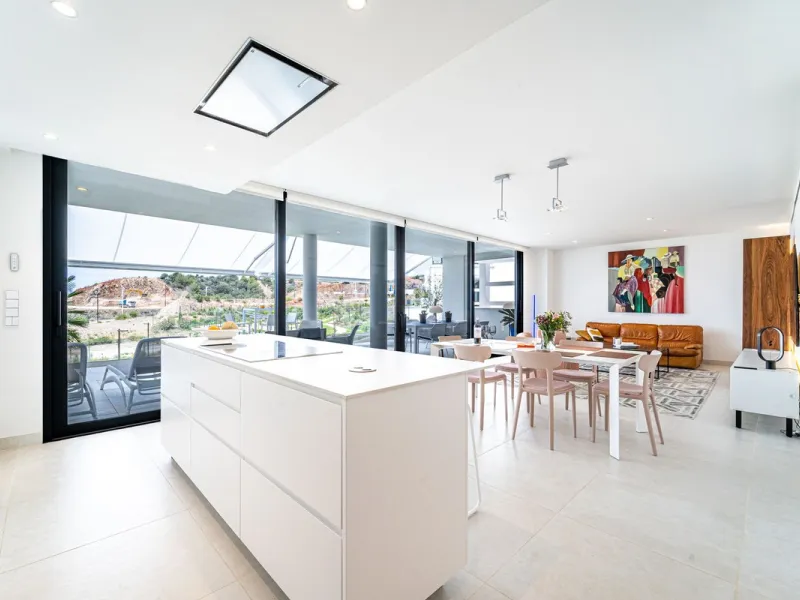 Luxury west facing apartment, in the exclusive urbanization of Higuerón West, with 3 bedrooms, 2 bathrooms, spacious living-dining room, open plan kitchen fully furnished and equipped with electricial appliances from Bosch including american fridge/freeze