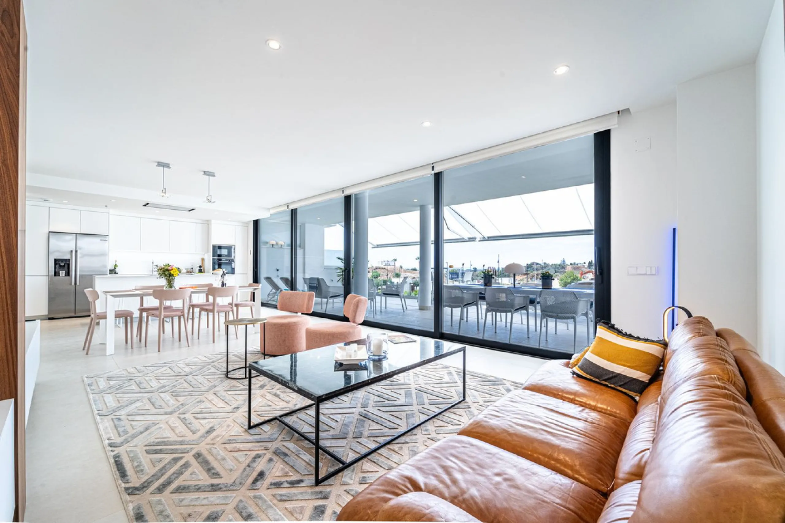 Luxury west facing apartment, in the exclusive urbanization of Higuerón West, with 3 bedrooms, 2 bathrooms, spacious living-dining room, open plan kitchen fully furnished and equipped with electricial appliances from Bosch including american fridge/freeze