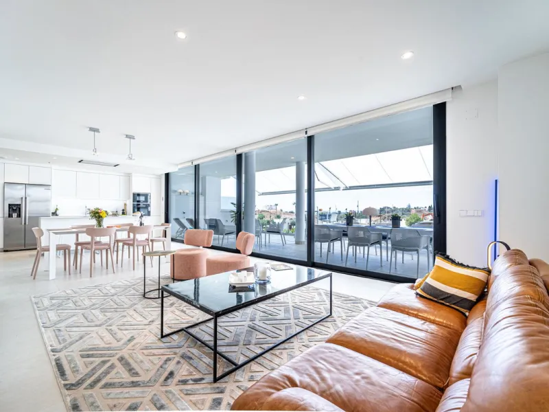 Luxury west facing apartment, in the exclusive urbanization of Higuerón West, with 3 bedrooms, 2 bathrooms, spacious living-dining room, open plan kitchen fully furnished and equipped with electricial appliances from Bosch including american fridge/freeze