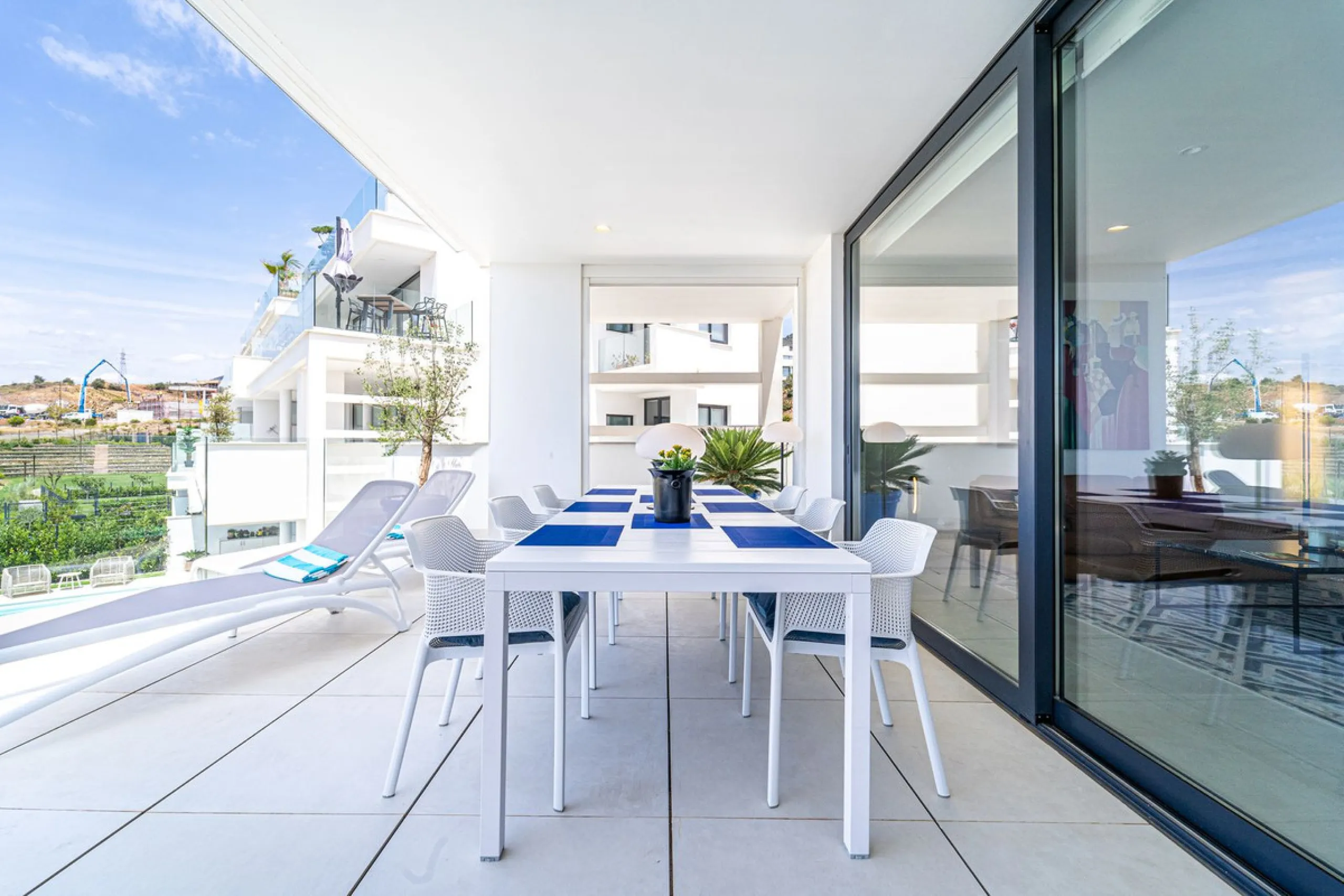 Luxury west facing apartment, in the exclusive urbanization of Higuerón West, with 3 bedrooms, 2 bathrooms, spacious living-dining room, open plan kitchen fully furnished and equipped with electricial appliances from Bosch including american fridge/freeze