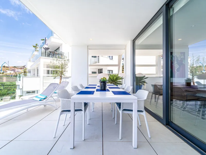 Luxury west facing apartment, in the exclusive urbanization of Higuerón West, with 3 bedrooms, 2 bathrooms, spacious living-dining room, open plan kitchen fully furnished and equipped with electricial appliances from Bosch including american fridge/freeze