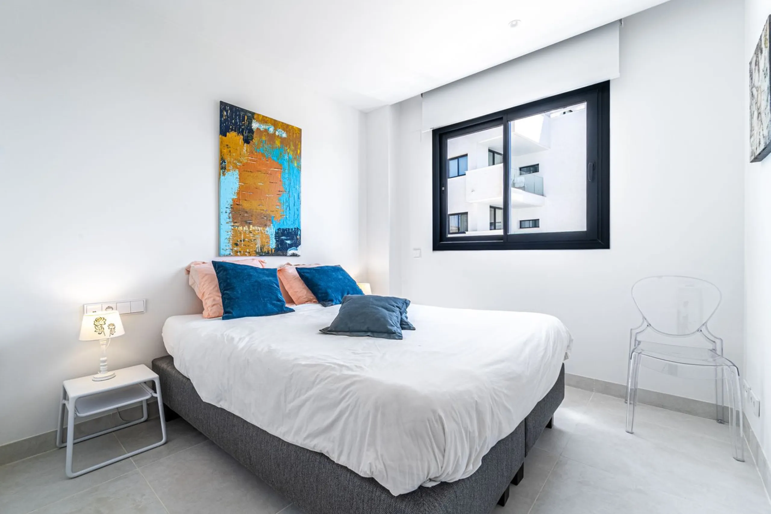 Luxury west facing apartment, in the exclusive urbanization of Higuerón West, with 3 bedrooms, 2 bathrooms, spacious living-dining room, open plan kitchen fully furnished and equipped with electricial appliances from Bosch including american fridge/freeze