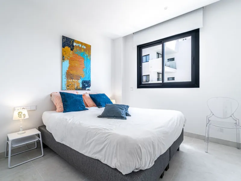 Luxury west facing apartment, in the exclusive urbanization of Higuerón West, with 3 bedrooms, 2 bathrooms, spacious living-dining room, open plan kitchen fully furnished and equipped with electricial appliances from Bosch including american fridge/freeze