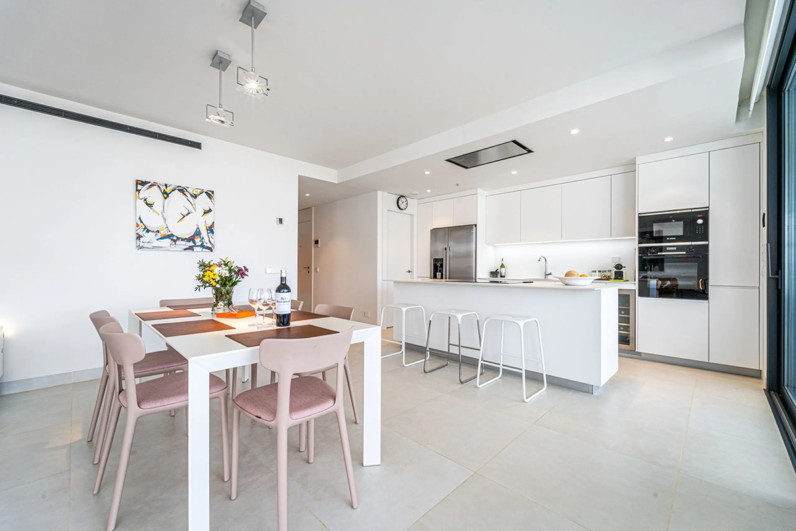 Luxury west facing apartment, in the exclusive urbanization of Higuerón West, with 3 bedrooms, 2 bathrooms, spacious living-dining room, open plan kitchen fully furnished and equipped with electricial appliances from Bosch including american fridge/freeze