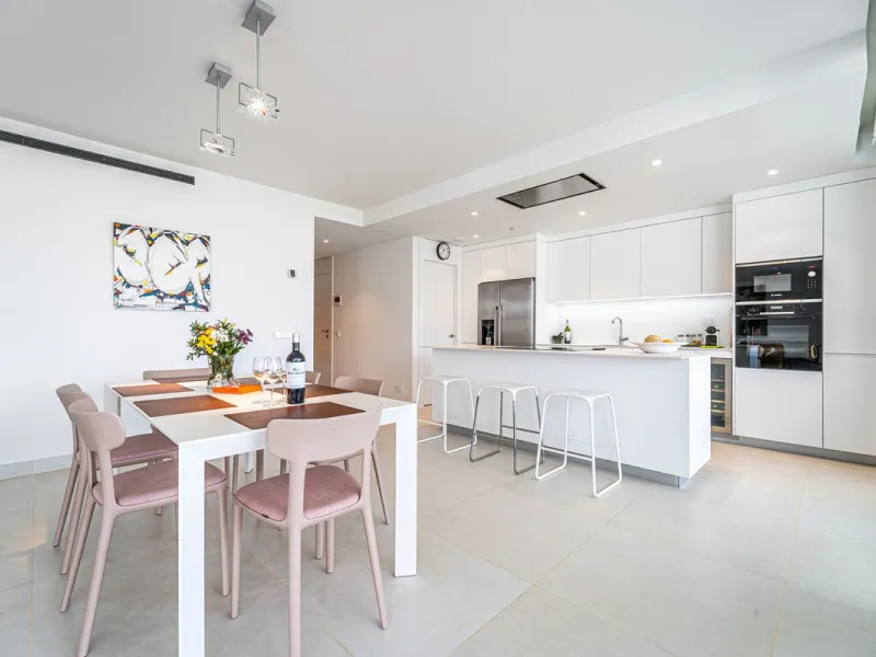 Luxury west facing apartment, in the exclusive urbanization of Higuerón West, with 3 bedrooms, 2 bathrooms, spacious living-dining room, open plan kitchen fully furnished and equipped with electricial appliances from Bosch including american fridge/freeze
