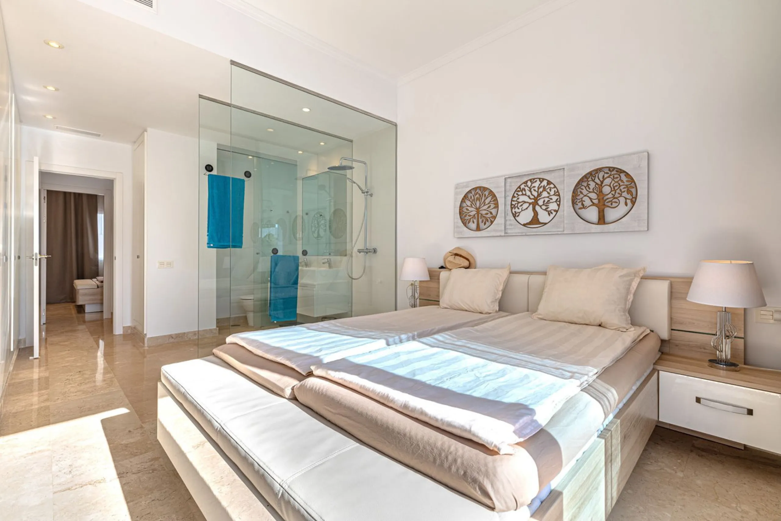 Welcome to this modern and stylish home in the popular Paraiso Pueblo in Benahavís. Here you are greeted by a bright residence with an open-plan layout where the kitchen and living room blend harmoniously together. The kitchen is tastefully designed with 