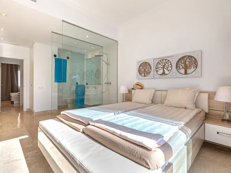 Welcome to this modern and stylish home in the popular Paraiso Pueblo in Benahavís. Here you are greeted by a bright residence with an open-plan layout where the kitchen and living room blend harmoniously together. The kitchen is tastefully designed with 