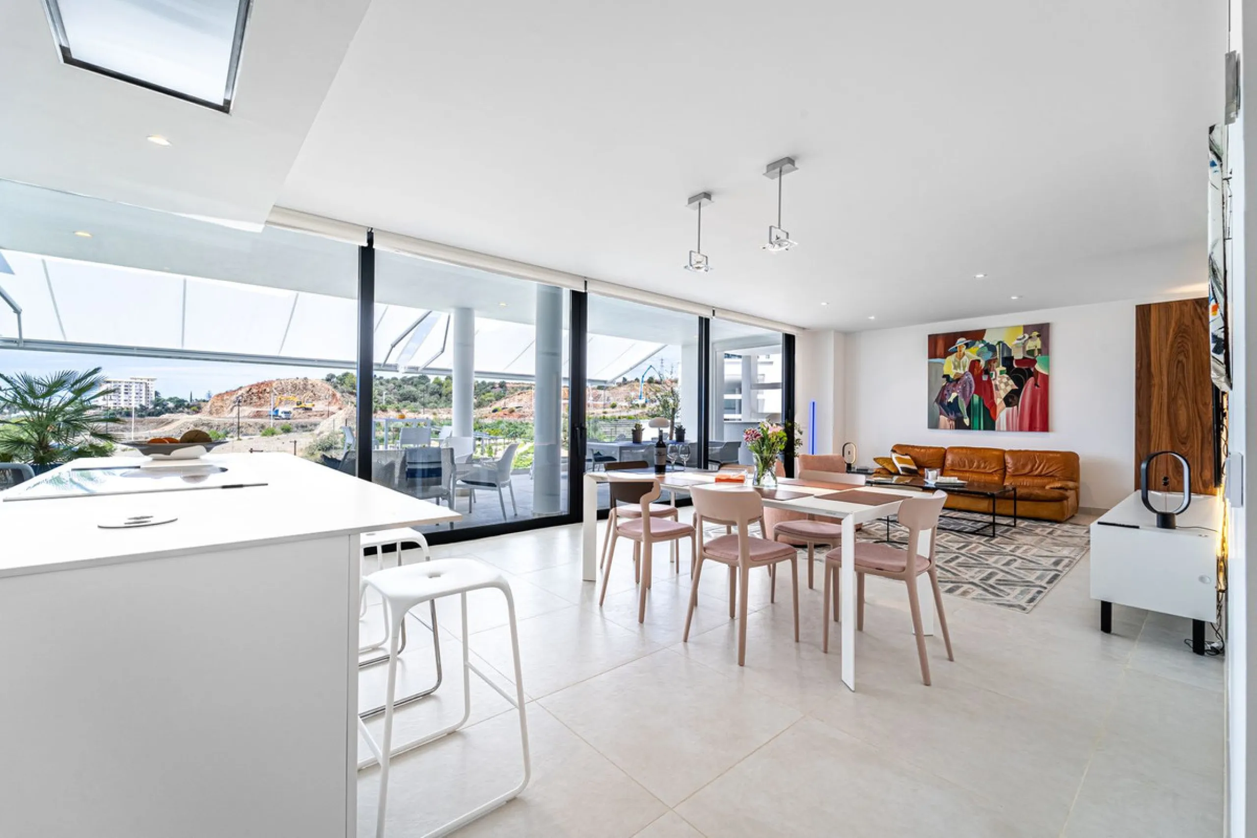 Luxury west facing apartment, in the exclusive urbanization of Higuerón West, with 3 bedrooms, 2 bathrooms, spacious living-dining room, open plan kitchen fully furnished and equipped with electricial appliances from Bosch including american fridge/freeze