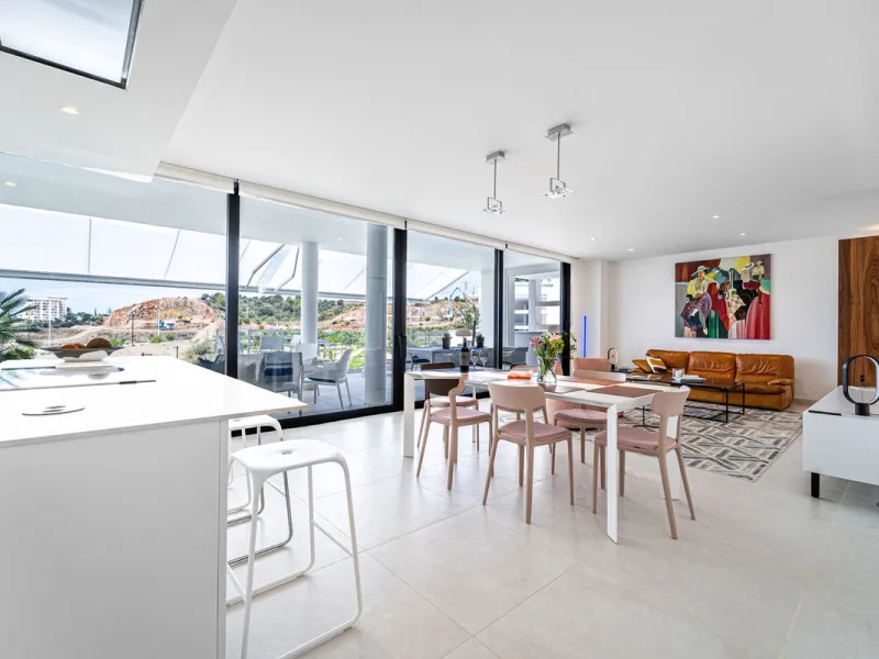 Luxury west facing apartment, in the exclusive urbanization of Higuerón West, with 3 bedrooms, 2 bathrooms, spacious living-dining room, open plan kitchen fully furnished and equipped with electricial appliances from Bosch including american fridge/freeze