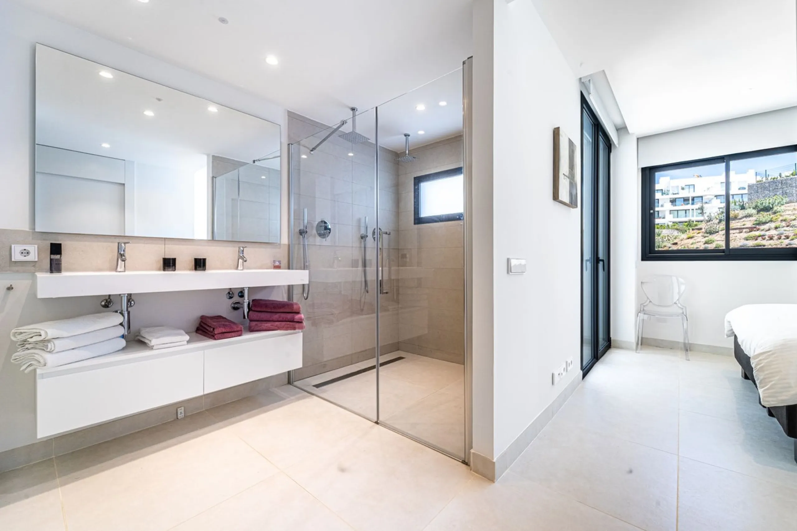 Luxury west facing apartment, in the exclusive urbanization of Higuerón West, with 3 bedrooms, 2 bathrooms, spacious living-dining room, open plan kitchen fully furnished and equipped with electricial appliances from Bosch including american fridge/freeze