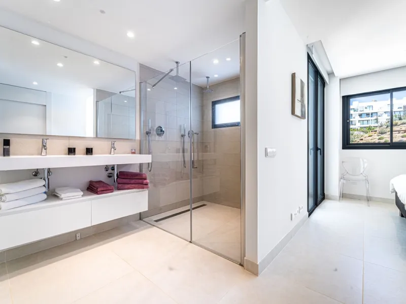Luxury west facing apartment, in the exclusive urbanization of Higuerón West, with 3 bedrooms, 2 bathrooms, spacious living-dining room, open plan kitchen fully furnished and equipped with electricial appliances from Bosch including american fridge/freeze