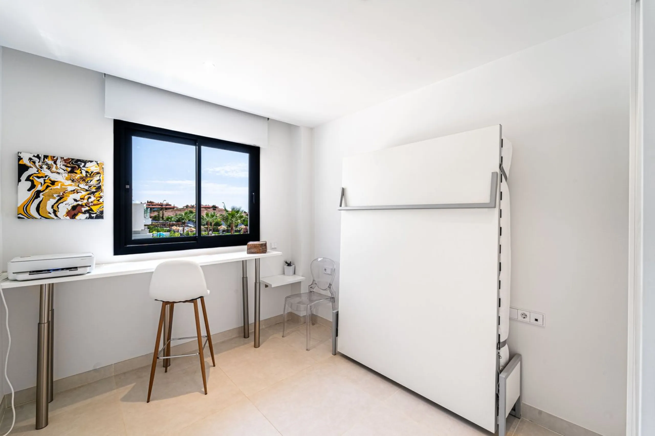 Luxury west facing apartment, in the exclusive urbanization of Higuerón West, with 3 bedrooms, 2 bathrooms, spacious living-dining room, open plan kitchen fully furnished and equipped with electricial appliances from Bosch including american fridge/freeze