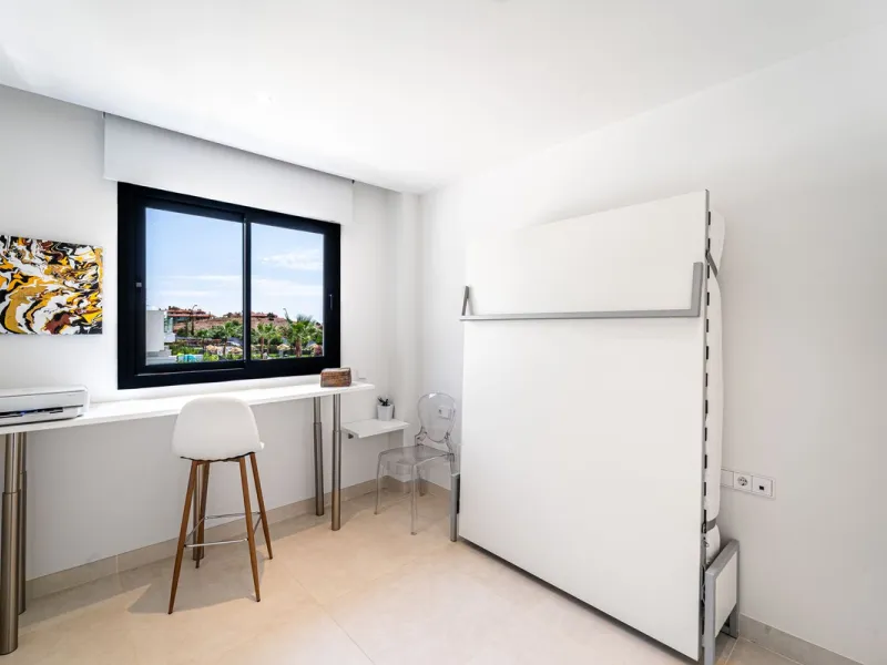 Luxury west facing apartment, in the exclusive urbanization of Higuerón West, with 3 bedrooms, 2 bathrooms, spacious living-dining room, open plan kitchen fully furnished and equipped with electricial appliances from Bosch including american fridge/freeze