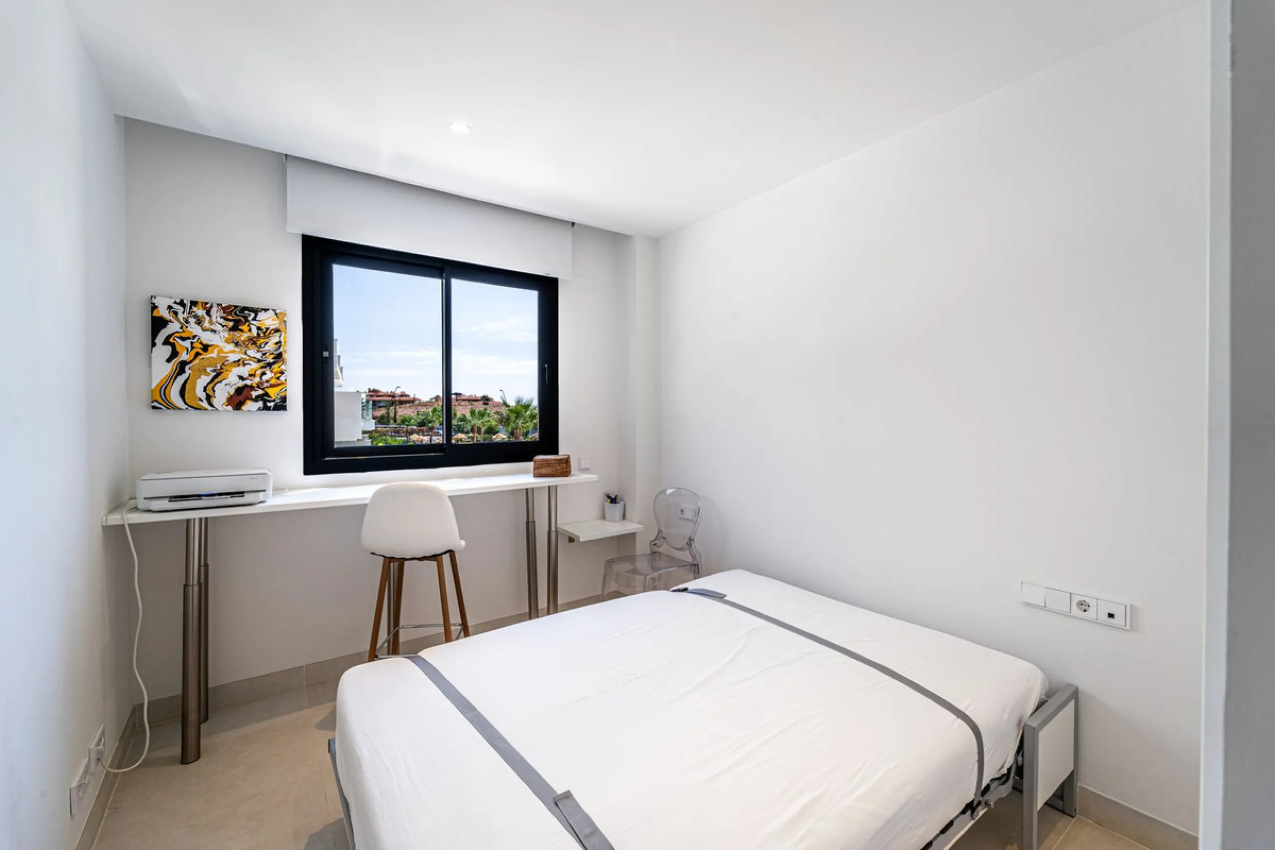 Luxury west facing apartment, in the exclusive urbanization of Higuerón West, with 3 bedrooms, 2 bathrooms, spacious living-dining room, open plan kitchen fully furnished and equipped with electricial appliances from Bosch including american fridge/freeze