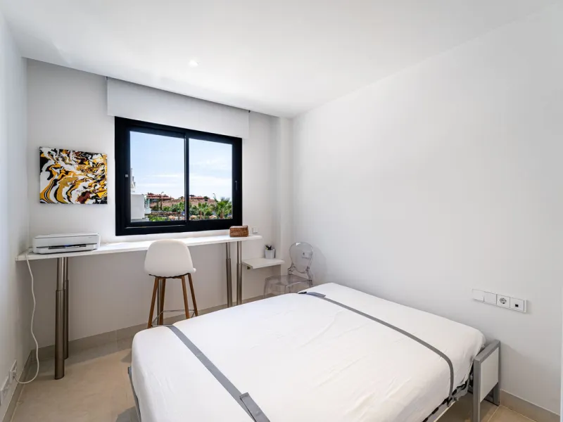 Luxury west facing apartment, in the exclusive urbanization of Higuerón West, with 3 bedrooms, 2 bathrooms, spacious living-dining room, open plan kitchen fully furnished and equipped with electricial appliances from Bosch including american fridge/freeze