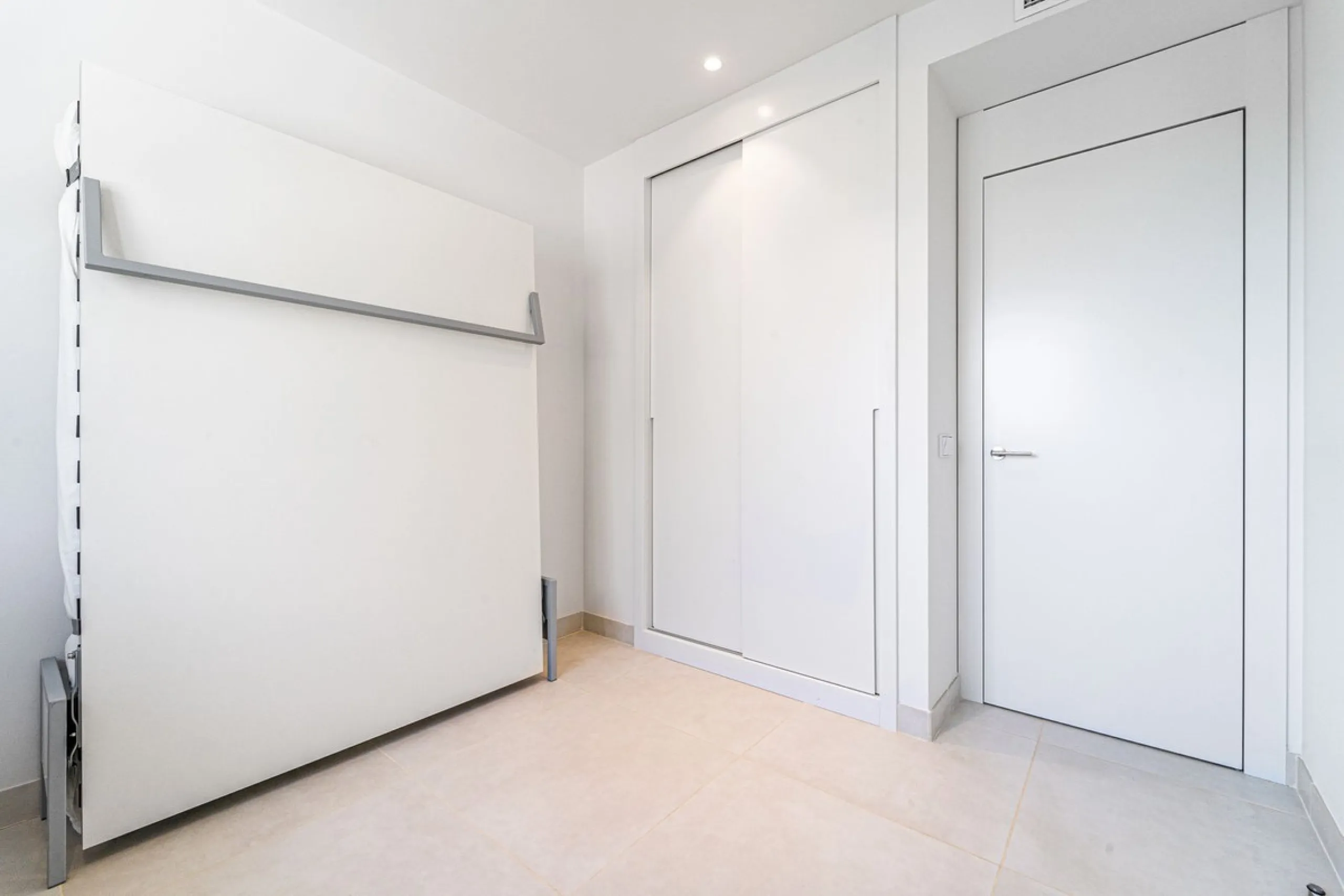 Luxury west facing apartment, in the exclusive urbanization of Higuerón West, with 3 bedrooms, 2 bathrooms, spacious living-dining room, open plan kitchen fully furnished and equipped with electricial appliances from Bosch including american fridge/freeze