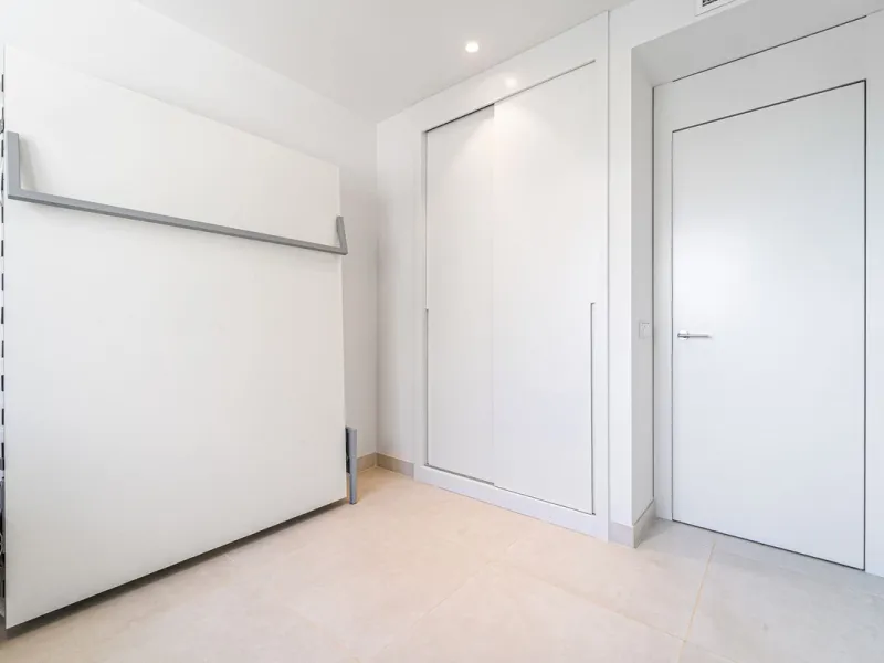 Luxury west facing apartment, in the exclusive urbanization of Higuerón West, with 3 bedrooms, 2 bathrooms, spacious living-dining room, open plan kitchen fully furnished and equipped with electricial appliances from Bosch including american fridge/freeze