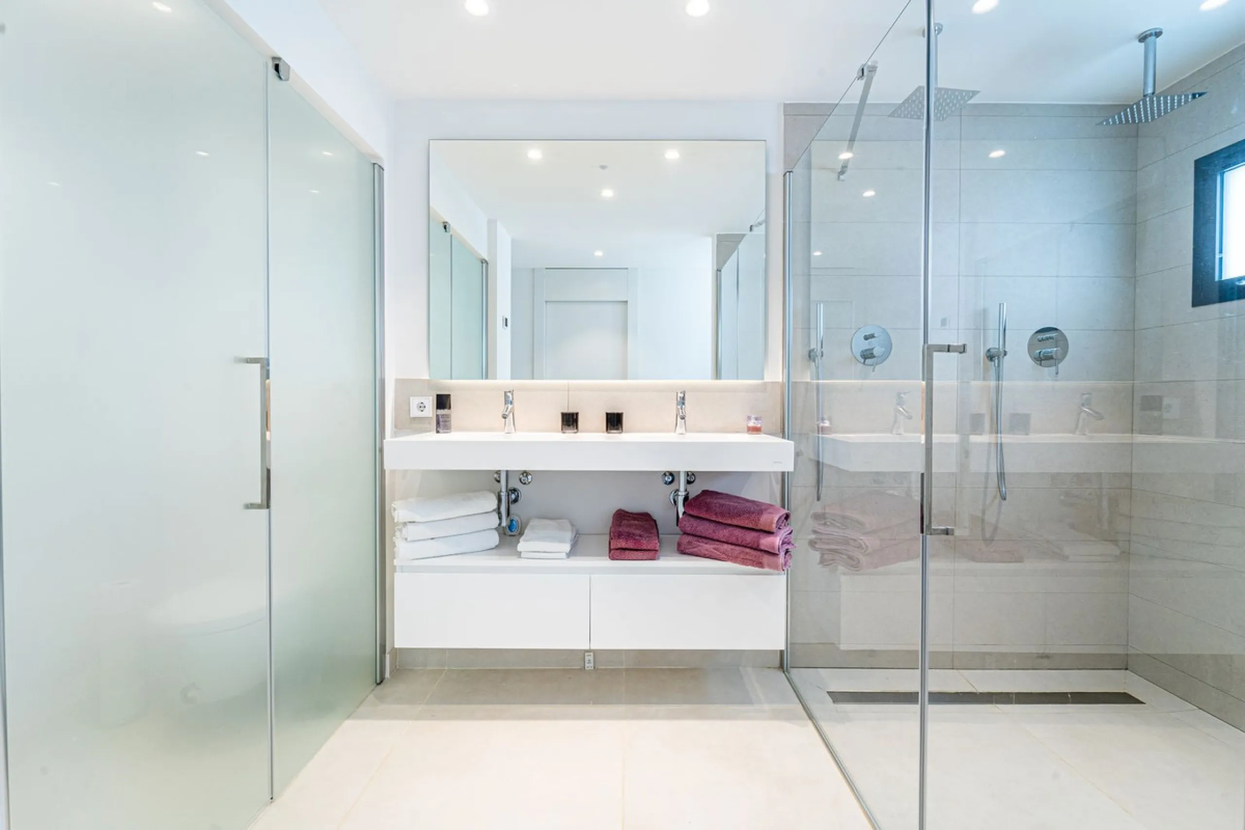 Luxury west facing apartment, in the exclusive urbanization of Higuerón West, with 3 bedrooms, 2 bathrooms, spacious living-dining room, open plan kitchen fully furnished and equipped with electricial appliances from Bosch including american fridge/freeze