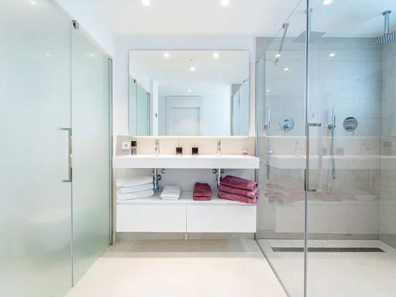 Luxury west facing apartment, in the exclusive urbanization of Higuerón West, with 3 bedrooms, 2 bathrooms, spacious living-dining room, open plan kitchen fully furnished and equipped with electricial appliances from Bosch including american fridge/freeze