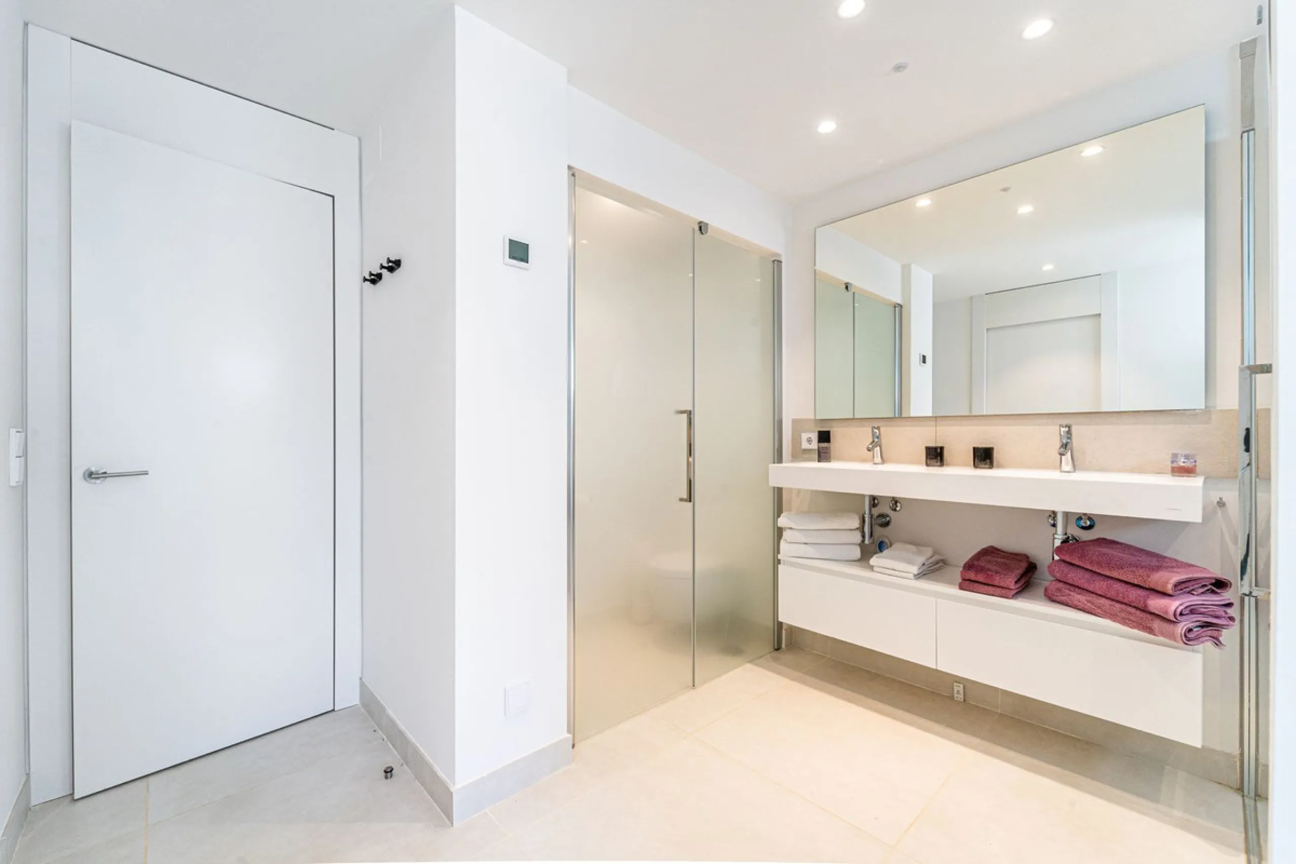 Luxury west facing apartment, in the exclusive urbanization of Higuerón West, with 3 bedrooms, 2 bathrooms, spacious living-dining room, open plan kitchen fully furnished and equipped with electricial appliances from Bosch including american fridge/freeze