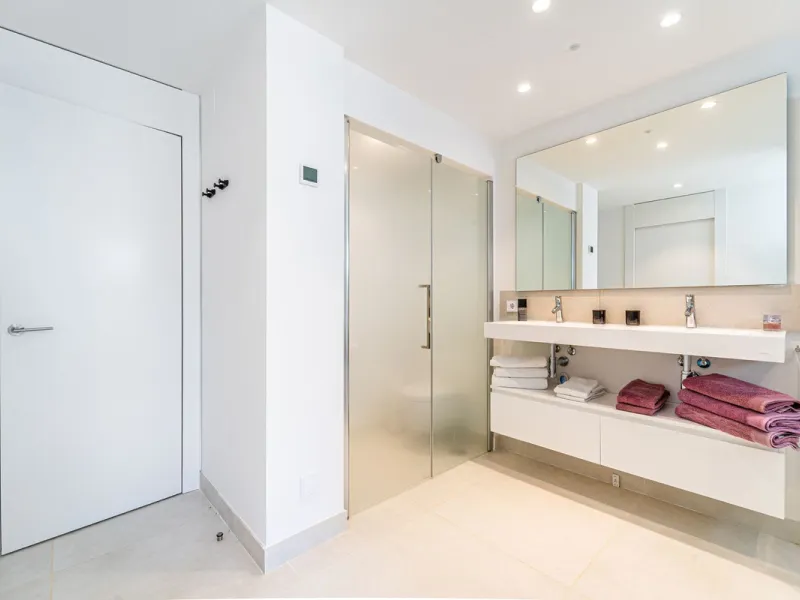Luxury west facing apartment, in the exclusive urbanization of Higuerón West, with 3 bedrooms, 2 bathrooms, spacious living-dining room, open plan kitchen fully furnished and equipped with electricial appliances from Bosch including american fridge/freeze