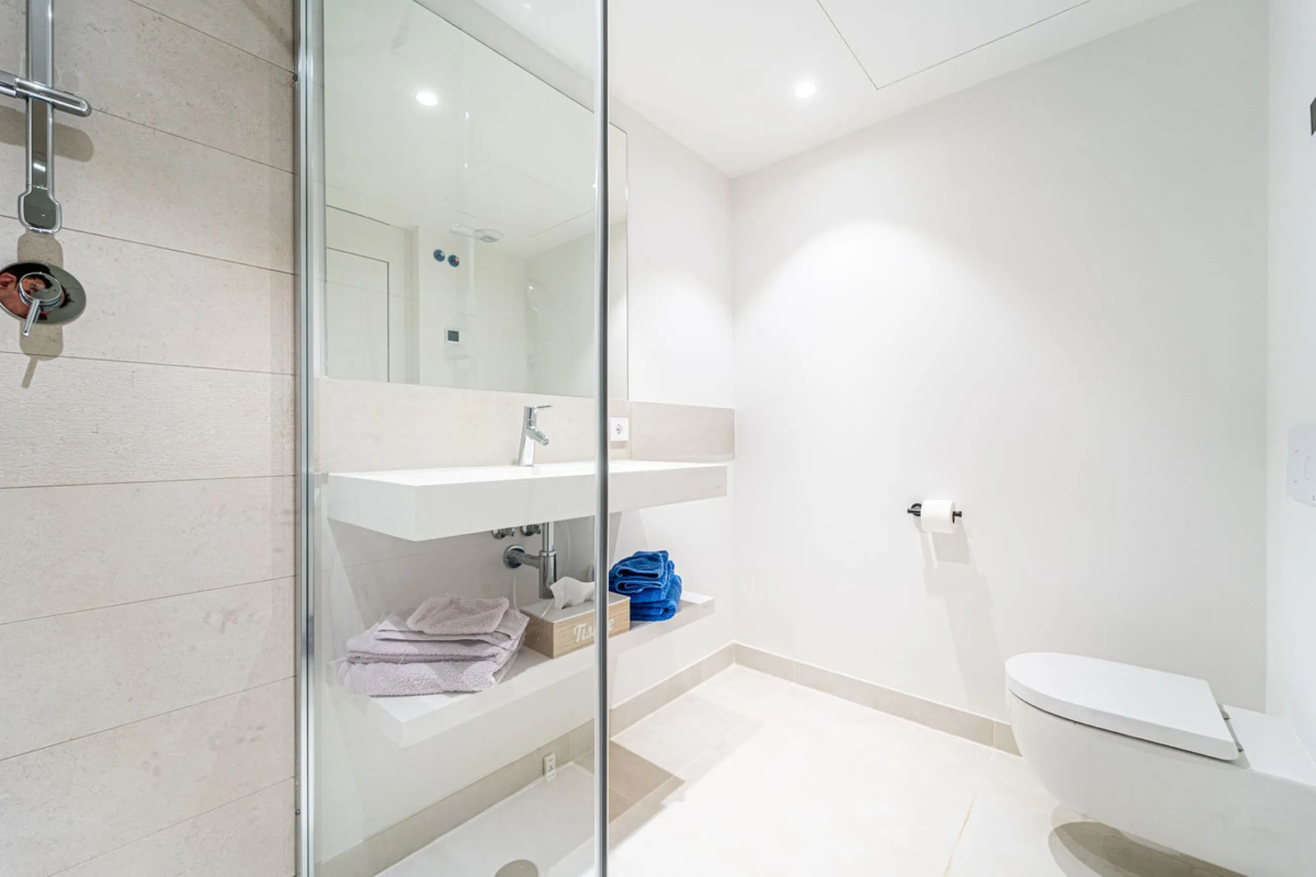 Luxury west facing apartment, in the exclusive urbanization of Higuerón West, with 3 bedrooms, 2 bathrooms, spacious living-dining room, open plan kitchen fully furnished and equipped with electricial appliances from Bosch including american fridge/freeze
