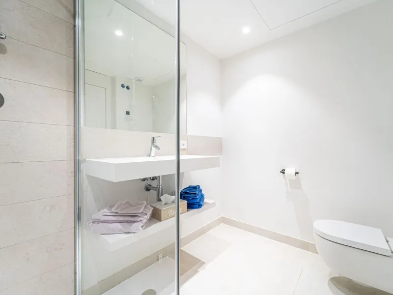 Luxury west facing apartment, in the exclusive urbanization of Higuerón West, with 3 bedrooms, 2 bathrooms, spacious living-dining room, open plan kitchen fully furnished and equipped with electricial appliances from Bosch including american fridge/freeze