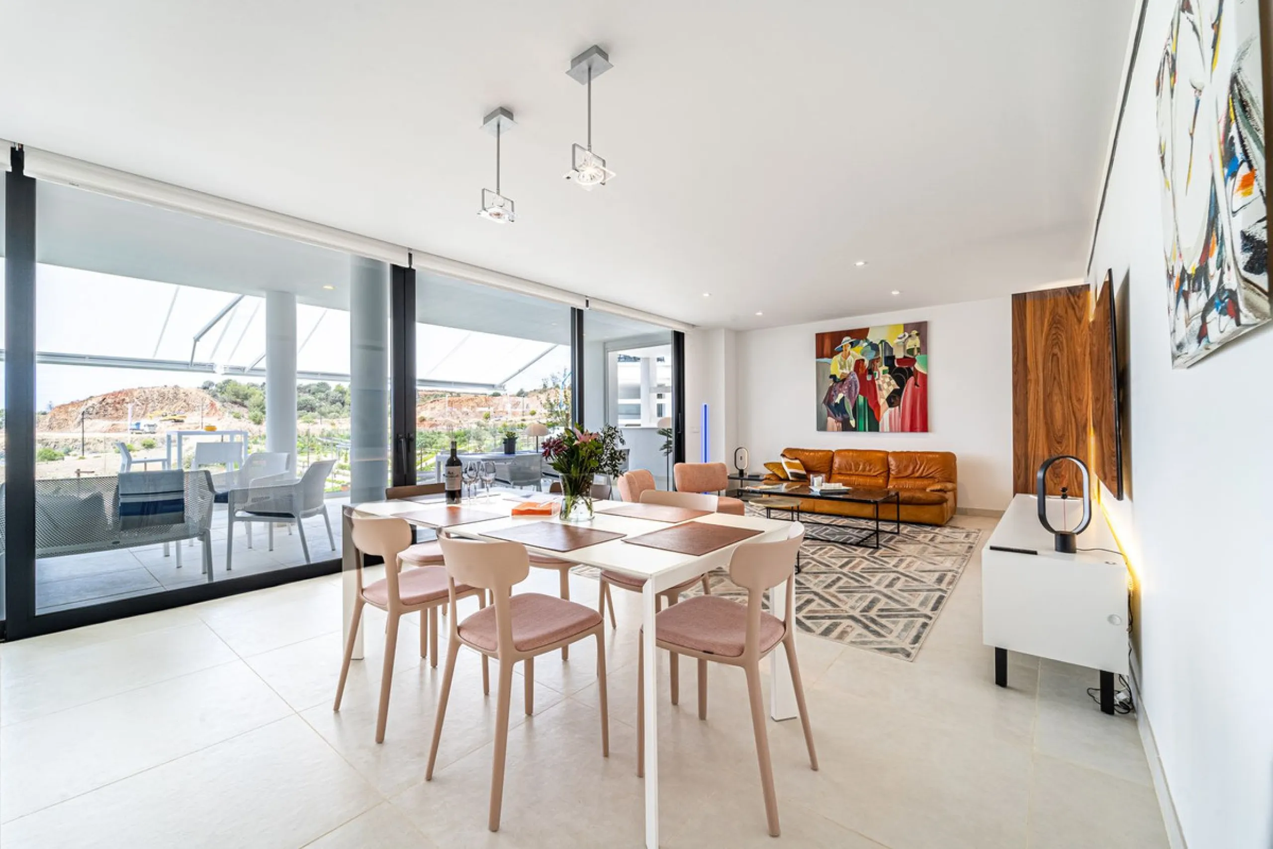 Luxury west facing apartment, in the exclusive urbanization of Higuerón West, with 3 bedrooms, 2 bathrooms, spacious living-dining room, open plan kitchen fully furnished and equipped with electricial appliances from Bosch including american fridge/freeze