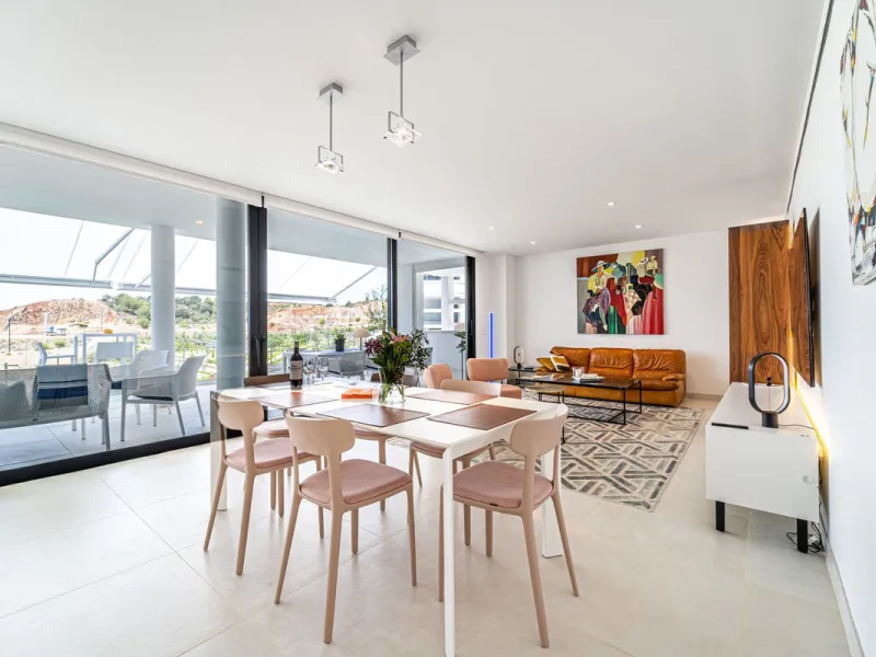 Luxury west facing apartment, in the exclusive urbanization of Higuerón West, with 3 bedrooms, 2 bathrooms, spacious living-dining room, open plan kitchen fully furnished and equipped with electricial appliances from Bosch including american fridge/freeze