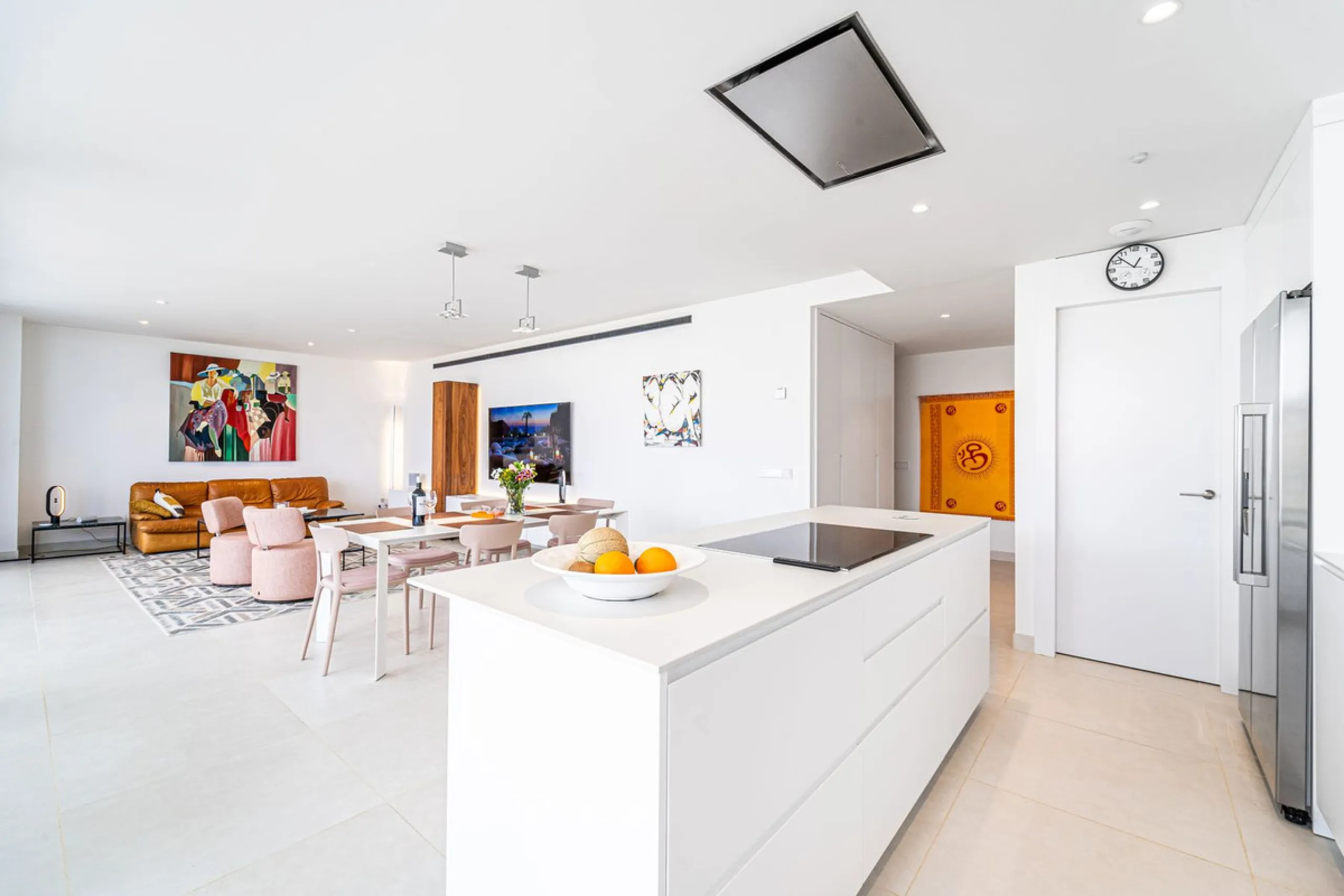 Luxury west facing apartment, in the exclusive urbanization of Higuerón West, with 3 bedrooms, 2 bathrooms, spacious living-dining room, open plan kitchen fully furnished and equipped with electricial appliances from Bosch including american fridge/freeze
