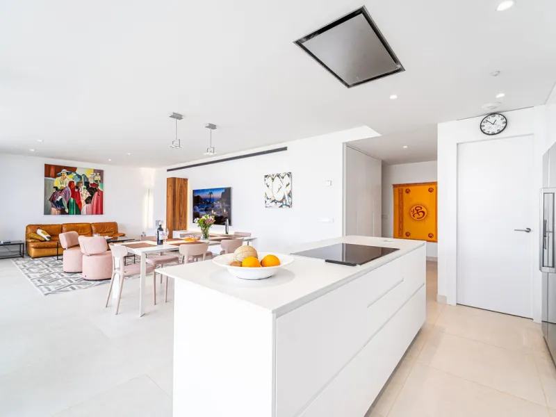 Luxury west facing apartment, in the exclusive urbanization of Higuerón West, with 3 bedrooms, 2 bathrooms, spacious living-dining room, open plan kitchen fully furnished and equipped with electricial appliances from Bosch including american fridge/freeze