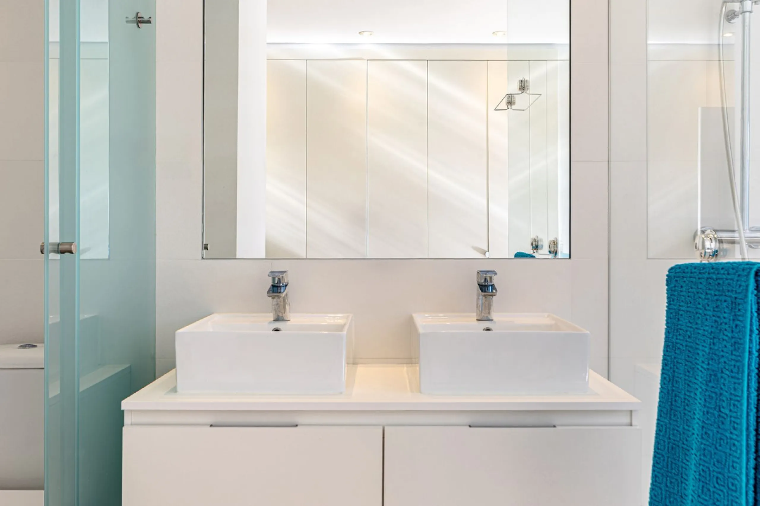 Welcome to this modern and stylish home in the popular Paraiso Pueblo in Benahavís. Here you are greeted by a bright residence with an open-plan layout where the kitchen and living room blend harmoniously together. The kitchen is tastefully designed with 