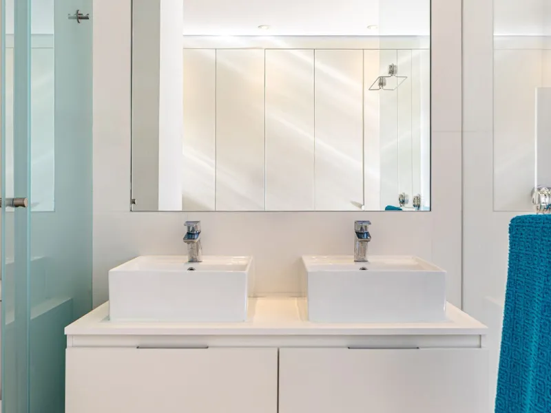 Welcome to this modern and stylish home in the popular Paraiso Pueblo in Benahavís. Here you are greeted by a bright residence with an open-plan layout where the kitchen and living room blend harmoniously together. The kitchen is tastefully designed with 