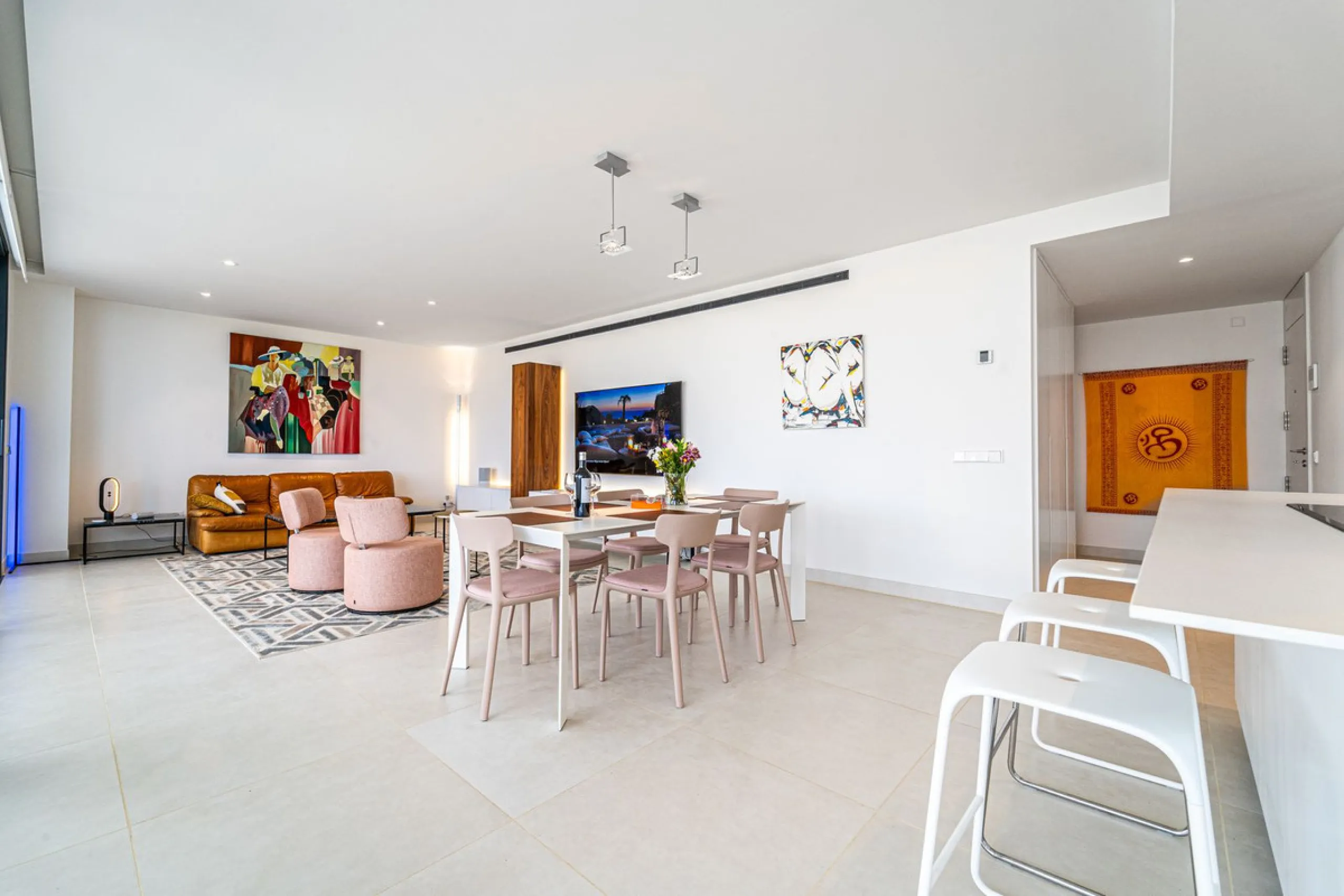 Luxury west facing apartment, in the exclusive urbanization of Higuerón West, with 3 bedrooms, 2 bathrooms, spacious living-dining room, open plan kitchen fully furnished and equipped with electricial appliances from Bosch including american fridge/freeze