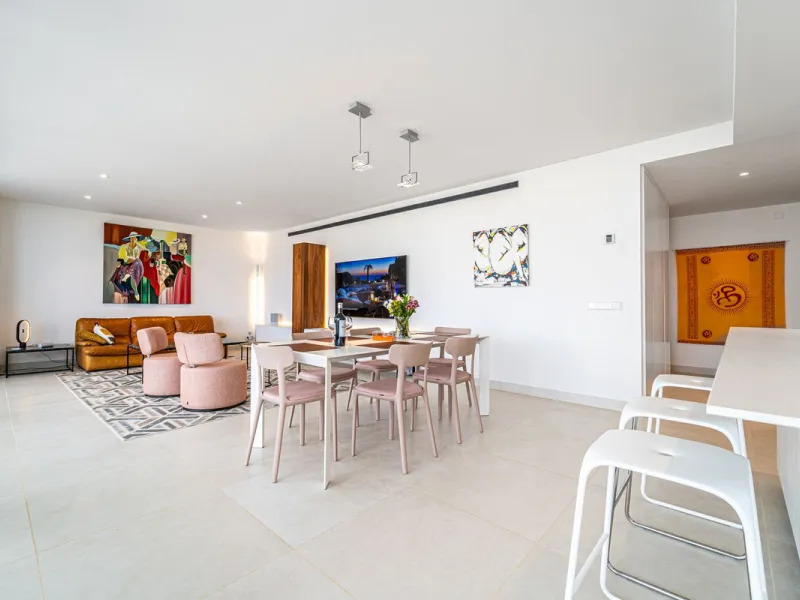 Luxury west facing apartment, in the exclusive urbanization of Higuerón West, with 3 bedrooms, 2 bathrooms, spacious living-dining room, open plan kitchen fully furnished and equipped with electricial appliances from Bosch including american fridge/freeze