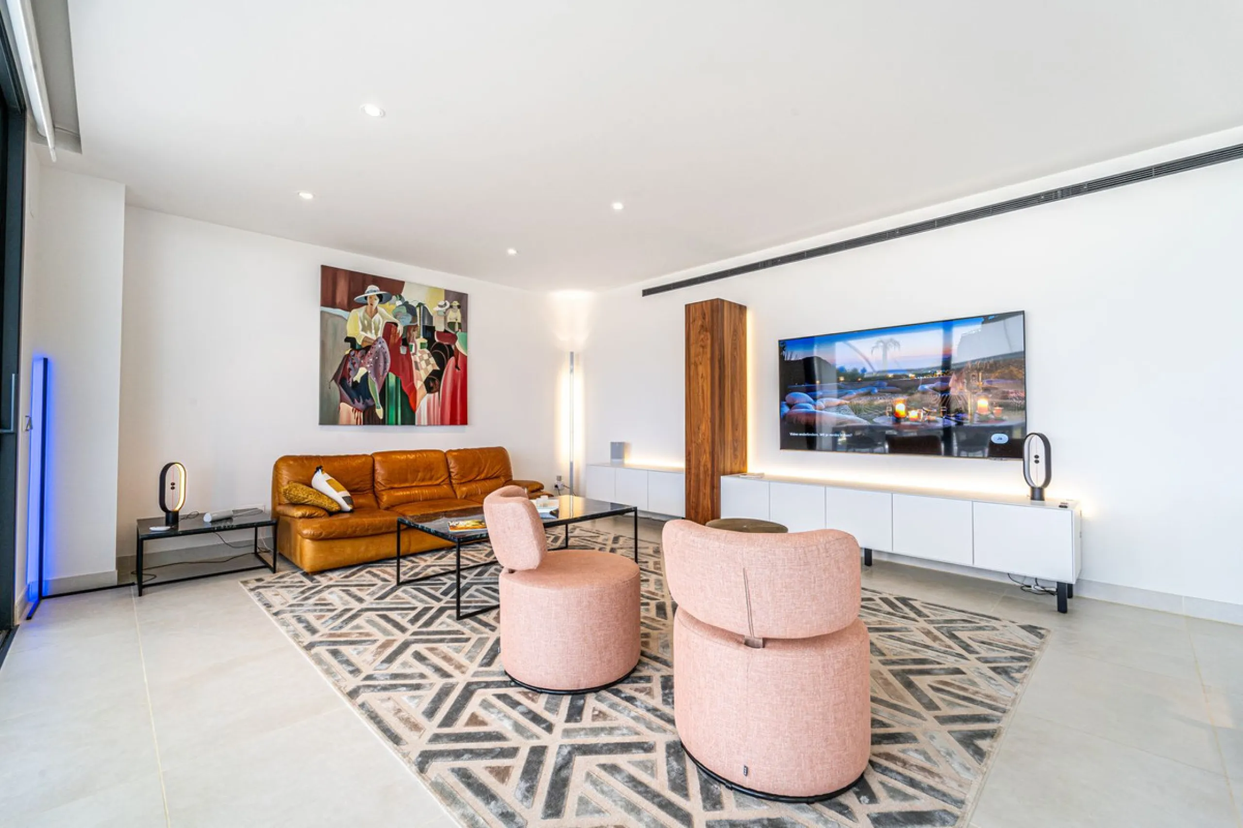 Luxury west facing apartment, in the exclusive urbanization of Higuerón West, with 3 bedrooms, 2 bathrooms, spacious living-dining room, open plan kitchen fully furnished and equipped with electricial appliances from Bosch including american fridge/freeze