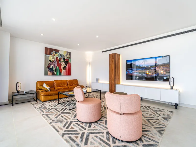 Luxury west facing apartment, in the exclusive urbanization of Higuerón West, with 3 bedrooms, 2 bathrooms, spacious living-dining room, open plan kitchen fully furnished and equipped with electricial appliances from Bosch including american fridge/freeze