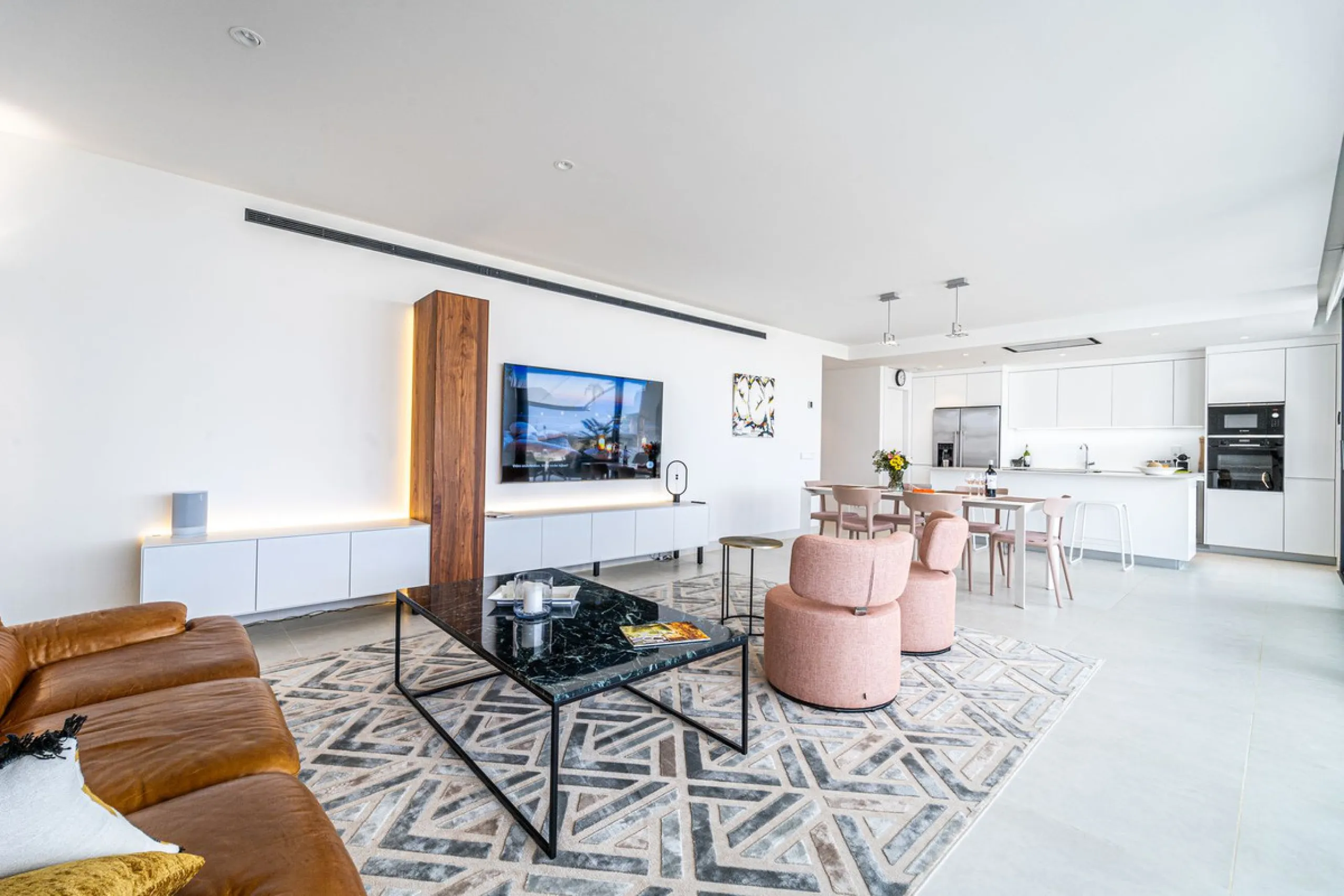 Luxury west facing apartment, in the exclusive urbanization of Higuerón West, with 3 bedrooms, 2 bathrooms, spacious living-dining room, open plan kitchen fully furnished and equipped with electricial appliances from Bosch including american fridge/freeze
