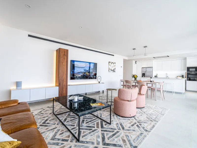 Luxury west facing apartment, in the exclusive urbanization of Higuerón West, with 3 bedrooms, 2 bathrooms, spacious living-dining room, open plan kitchen fully furnished and equipped with electricial appliances from Bosch including american fridge/freeze